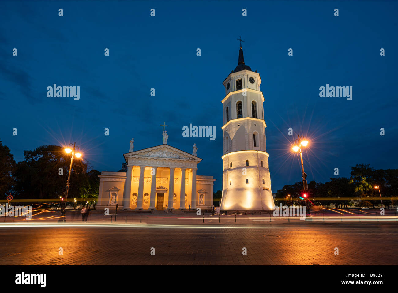 Vilnius, Lituanie. Mai 2019. Une vue de la nuit de la cathédrale et le clocher Banque D'Images