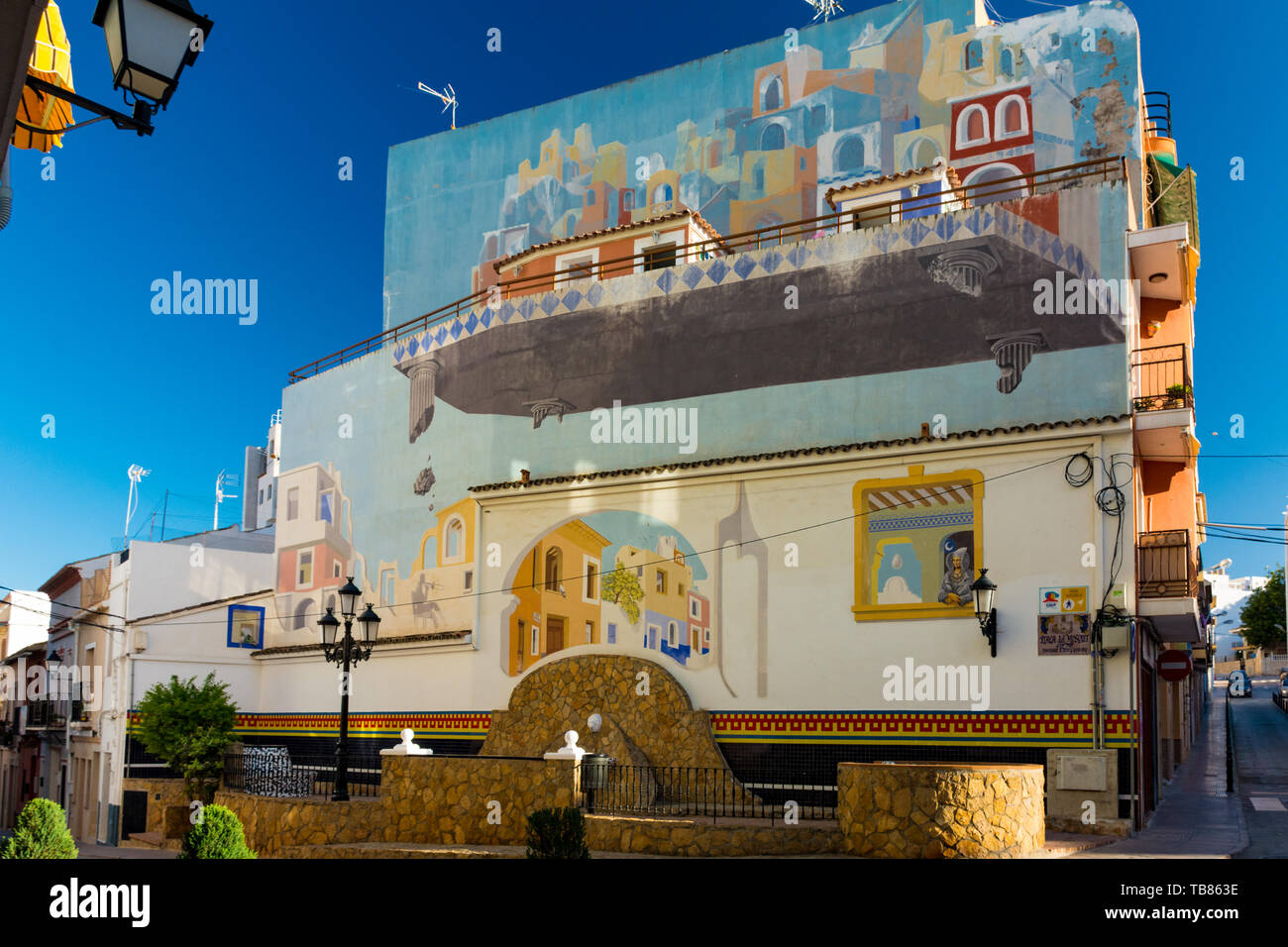 Calpe, Alicante, Espagne. 10 mai 2019 : la place de moustiques. Fontaine et mur avec peinture effet visuel. Artiste : Elias Urbez, 1990 Banque D'Images