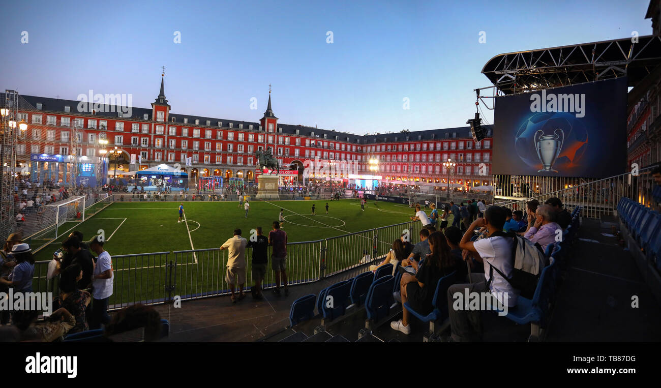 Spectateurs watch fans jouer sur un terrain de football temporaire dans la région de Centro, Madrid carré avant ce week-end dernier la finale de l'UEFA Champions League - Construire l'avenir du match entre Tottenham Hotspur v Liverpool, Centro, Madrid carré - 30 mai 2019 Banque D'Images