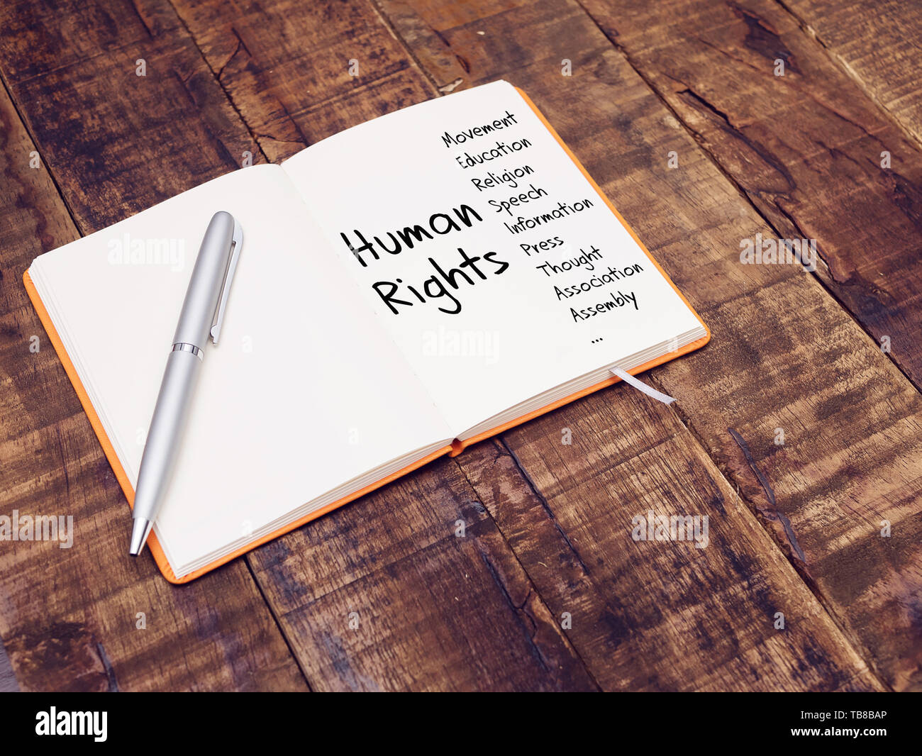 Concept des droits de l'homme. carte d'esprit avec la main sur le livre de note à la table en bois Banque D'Images
