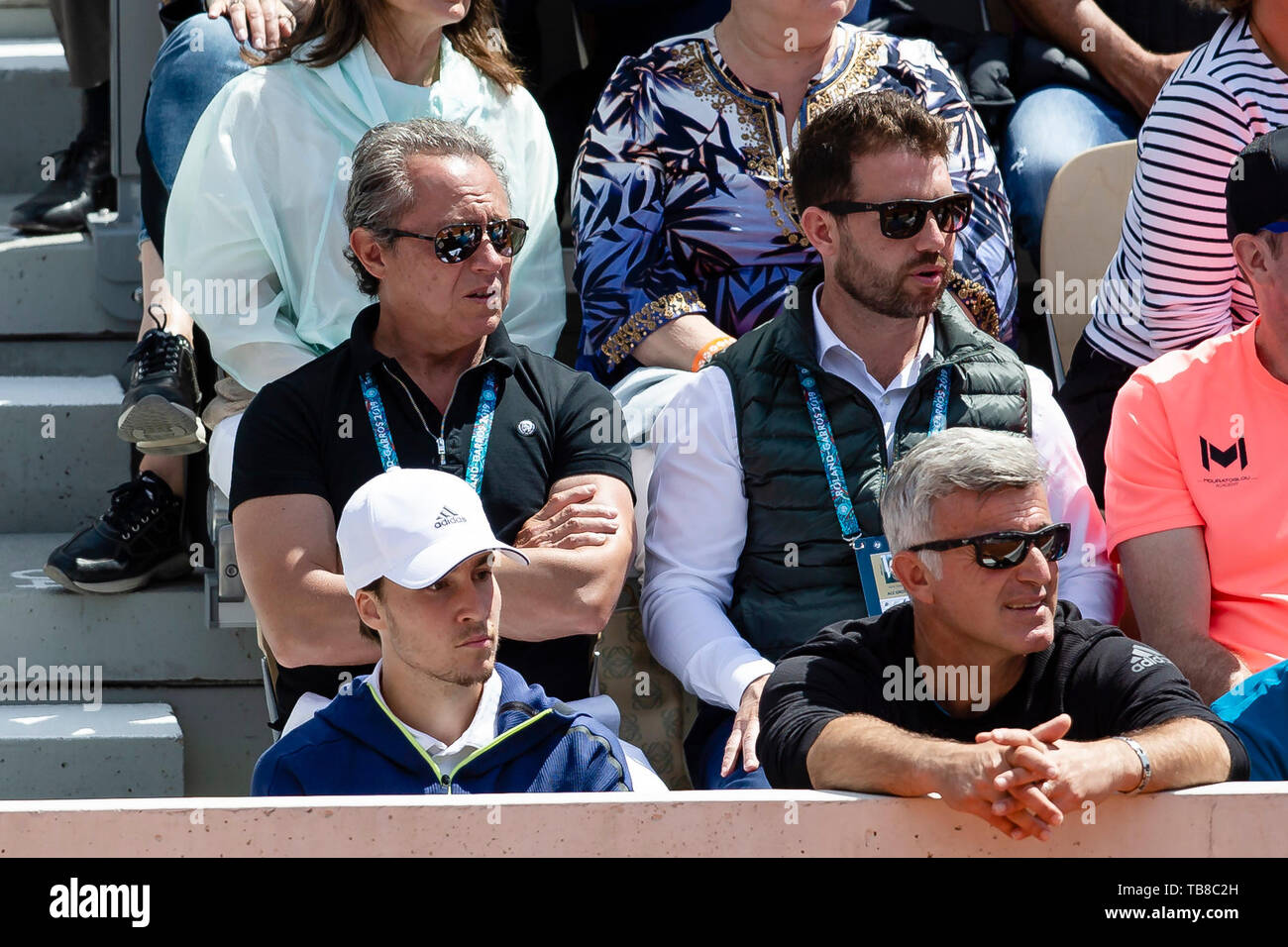 29 mai 2019, la France (France), Paris : : Grand Slam Tennis, ATP-Tour - Open de France, individuel, hommes, : Patricio Apey (rangée du milieu l) se trouve à la tribune. Le Chilien est dans un différend juridique avec le joueur de tennis allemand Alexander Zverev, pour qui il a travaillé en tant que gestionnaire jusqu'en mars 2019. Photo : Frank Molter/dpa Banque D'Images