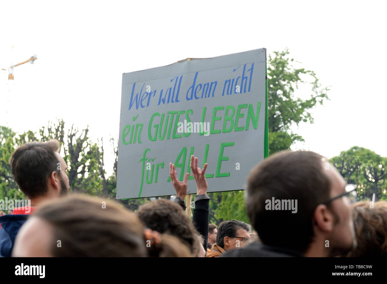 Vienne, Autriche. 30 mai, 2019. La 32e jeudi à démonstration Ballhausplatz en face de la chancellerie. La devise de la manifestation. "Tout doit être différent !" Le gouvernement bleu turquoise a disparu. Mais nous avons besoin de plus. L'image montre un tableau noir avec l'inscription "Qui ne veut pas d'une bonne vie pour tous". Credit : Franz Perc/Alamy Live News Banque D'Images