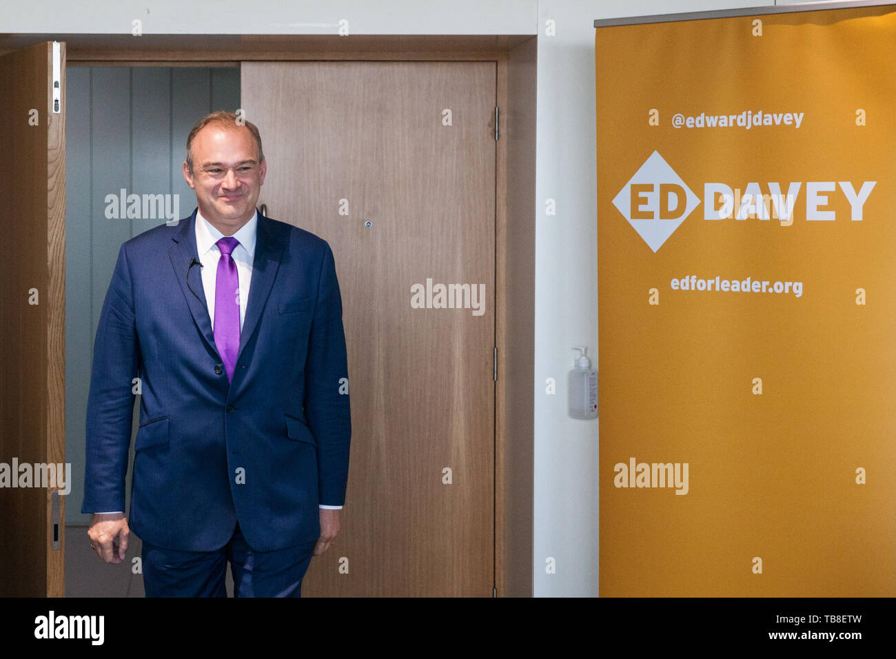 Londres, Royaume-Uni. 30 mai, 2019. Ed Davey, démocrate libéral Député de Kingston et de Surbiton et ancien secrétaire d'État à l'énergie et le changement climatique, arrive à faire un discours au centre de Londres alors qu'il lance sa campagne à la direction du parti à la suite d'excellents résultats pour le parti lors des dernières élections européennes et locales. Credit : Mark Kerrison/Alamy Live News Banque D'Images