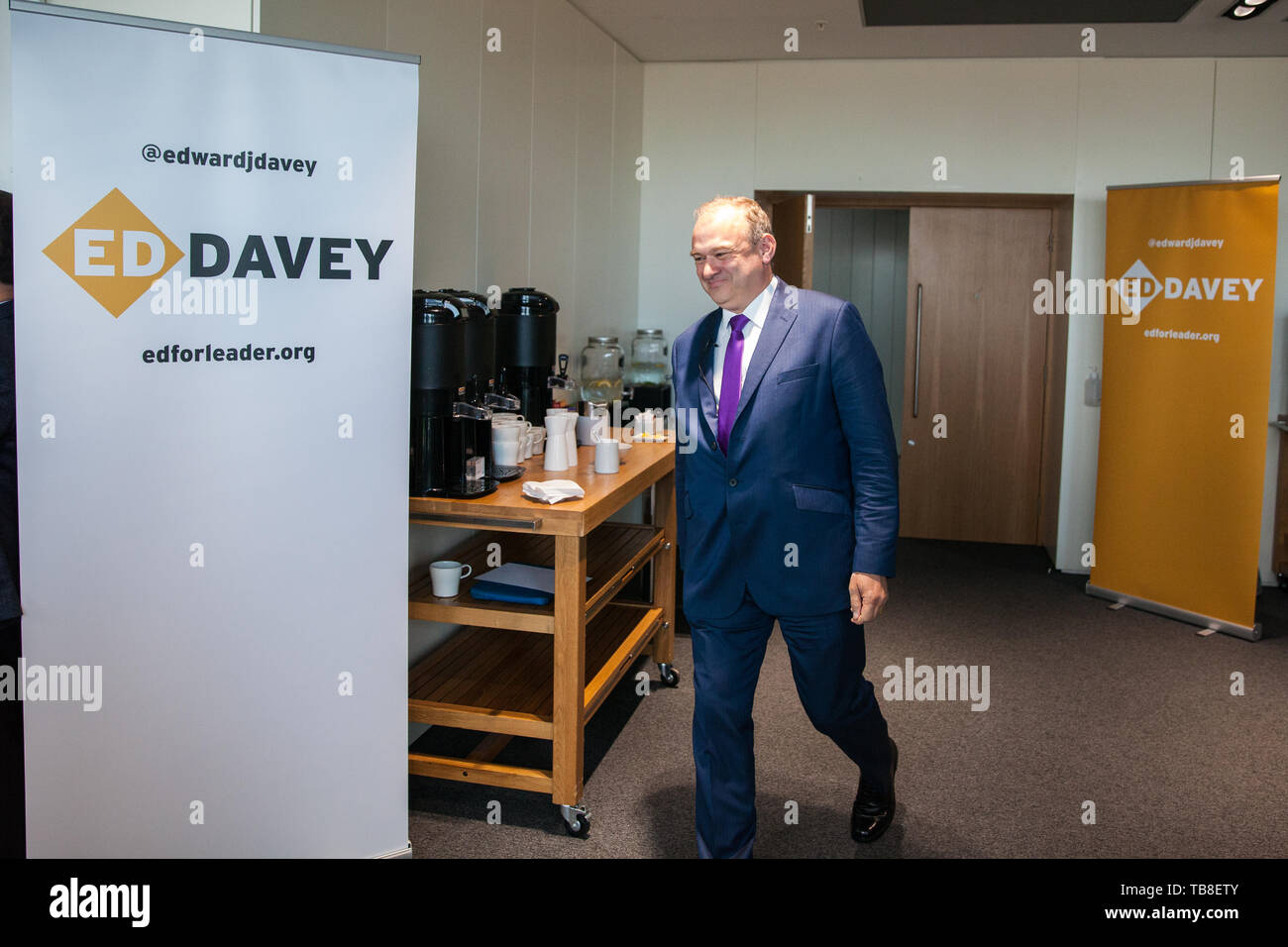 Londres, Royaume-Uni. 30 mai, 2019. Ed Davey, démocrate libéral Député de Kingston et de Surbiton et ancien secrétaire d'État à l'énergie et le changement climatique, arrive à faire un discours au centre de Londres alors qu'il lance sa campagne à la direction du parti à la suite d'excellents résultats pour le parti lors des dernières élections européennes et locales. Credit : Mark Kerrison/Alamy Live News Banque D'Images