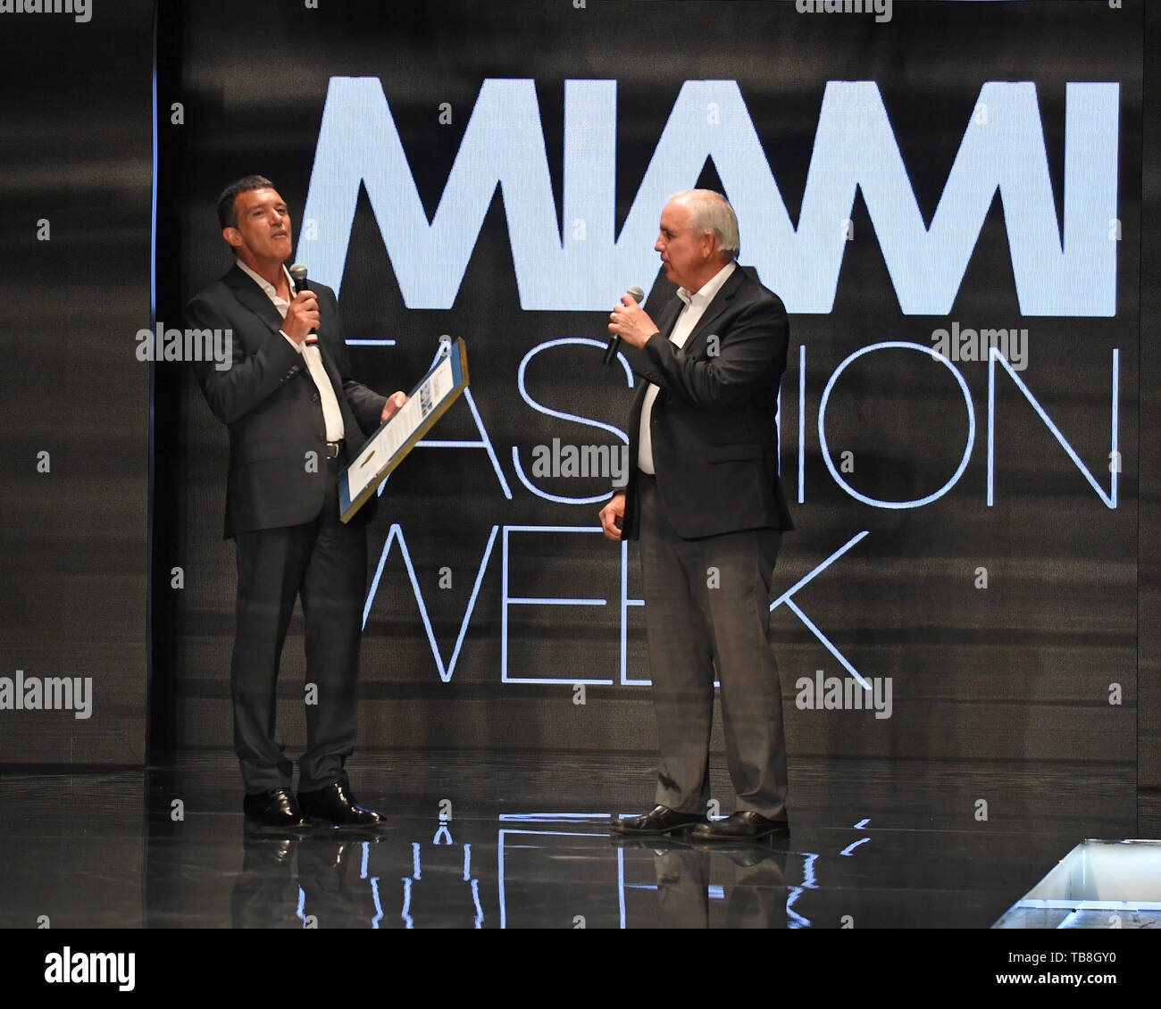 Miami, FL, USA. 30 mai, 2019. Miami Dade County Mayor Carlos A. Gimenez présente Antonio Banderas avec une proclamation à l'Rene par RR défilé lors de la Fashion Week de Miami au Ice Palace Studios le 30 mai 2019 à Miami en Floride. Credit : Mpi04/media/Alamy Punch Live News Banque D'Images