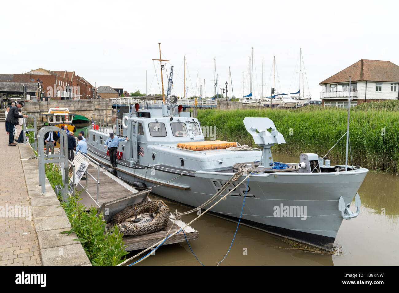 Le P22, un ancien bateau de patrouille sur le fleuve du Rhin, à son mouillage à Riverside Quay Sandwich, quelques minutes avant son départ pour la France et le 75e anniversaire du jour. Les gens sur les pontons et les quais. Banque D'Images