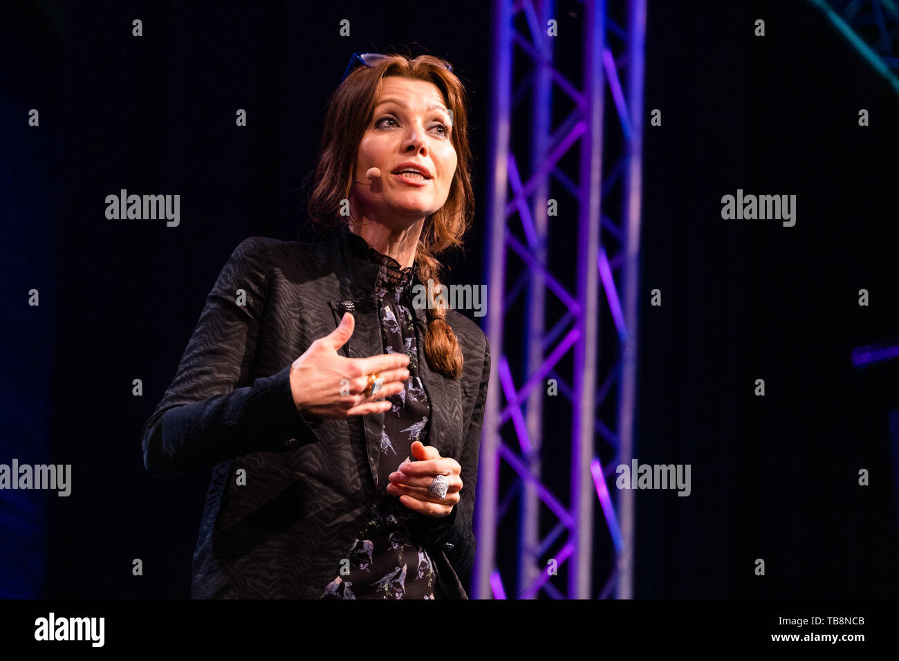 Le Hay Festival, Hay-on-Wye, au Pays de Galles UK , Vendredi 31 mai 2019. ELIF SHAFAK, Bain Turc - romancier britannique et président de la Wellcome 2019 Prix du livre des juges, donnant le prix annuel Wellcome conférence sur le thème "Comment rester raisonnable à l'ère du populisme, de l'incertitude politique et de pessimisme ?", sur la scène du Festival Le festival 2019 Hay, maintenant dans sa 32e année, qui a lieu chaque année dans la petite ville de Hay on Wye sur la frontière du pays de Galles - Angleterre, attire les meilleurs écrivains, hommes politiques et intellectuels du monde entier pour 10 jours de conférences et débats, célébrer le meilleur de l'écrit w Banque D'Images