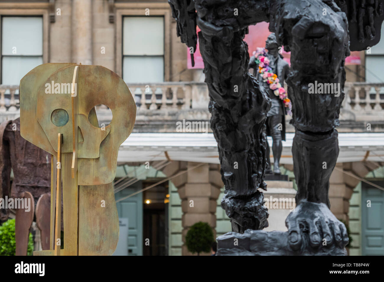 Londres, Royaume-Uni. 31 mai 2019. Thomas Houseago's installation de six sculptures qui ont été installés dans la cour de l'Annenberg de l'AR dans le cadre de l'exposition d'été qui s'ouvre au public à la Royal Academy of Arts, le 10 juin 2019. Utiliser ses sculptures médiums associés à la musique classique et la sculpture moderniste - y compris l'argile, plâtre et bronze - et moins de matériaux traditionnels tels que les barres de renfort en acier et le chanvre. Les travaux répondent à l'Académie, en statue de Joshua Reynolds, qui a résisté dans la cour depuis 1931. Crédit : Guy Bell/Alamy Live News Banque D'Images