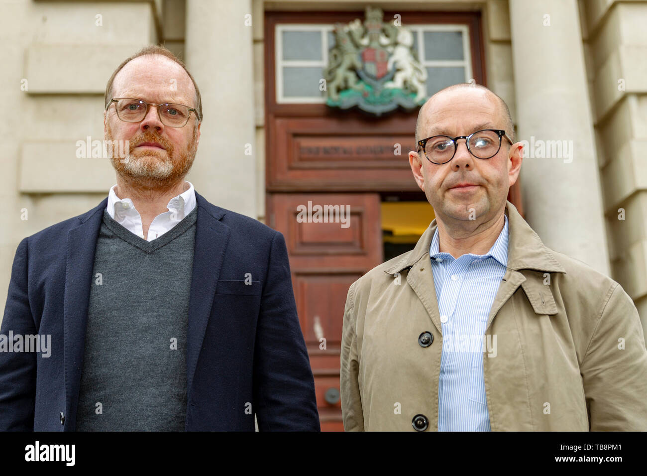 La Haute Cour de Belfast, Royaume-Uni. 31 mai 2019. Trevor Birney (à gauche) et Barry McCaffrey saisir la Haute cour de Belfast où il est prévu que les mandats d'Raid leurs locaux sont censés être annulé Crédit : Bonzo/Alamy Live News Banque D'Images