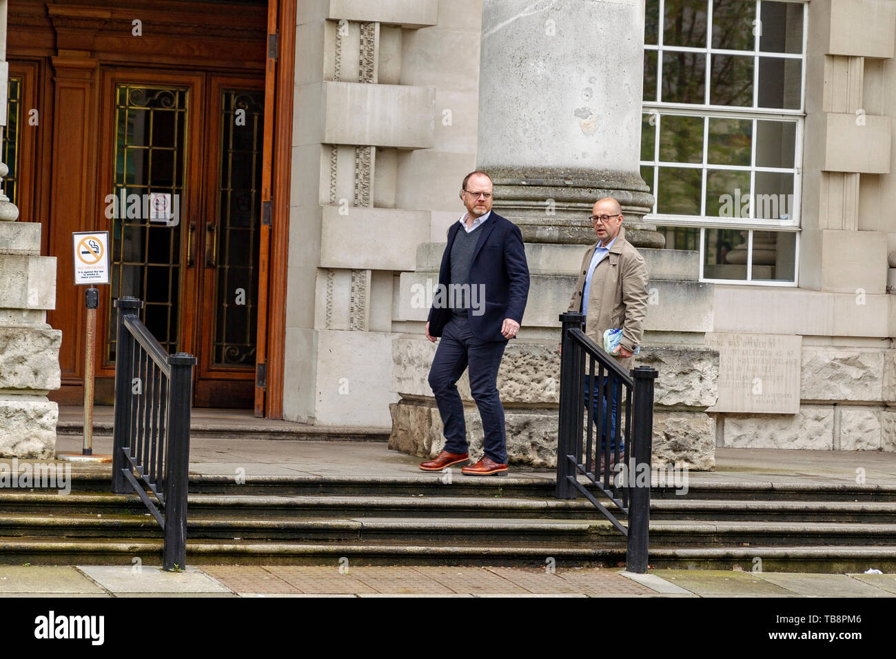 La Haute Cour de Belfast, Royaume-Uni. 31 mai 2019. Trevor Birney (à gauche) et Barry McCaffrey saisir la Haute cour de Belfast où il est prévu que les mandats d'Raid leurs locaux sont censés être annulé Crédit : Bonzo/Alamy Live News Banque D'Images