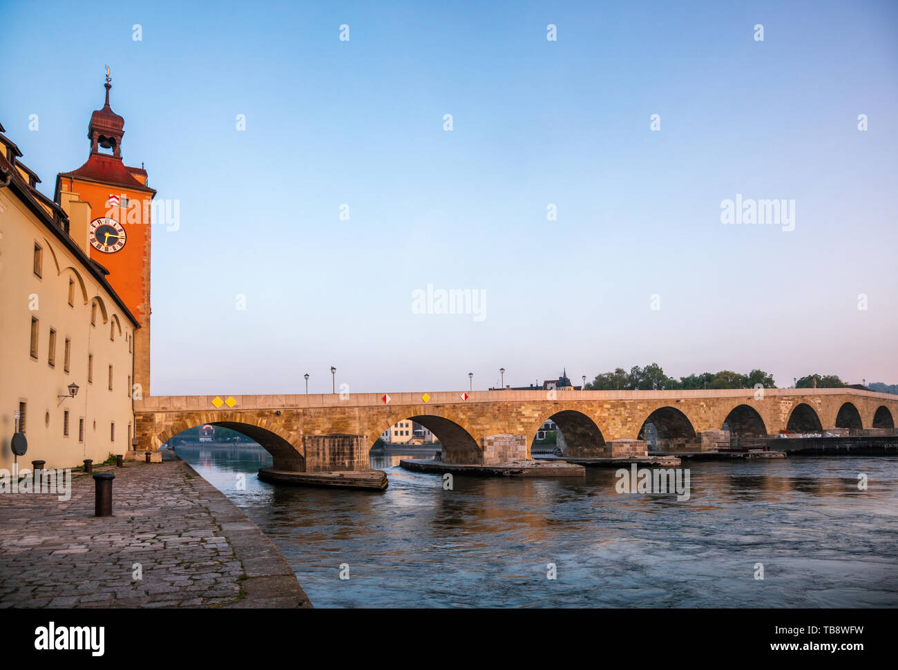 Regensburg cityscape avec le pont de pierre médiéval (Steinerne Brücke) sur le Danube, en Bavière, Allemagne, Europe. Regensburg dans l'un des plus popula Banque D'Images