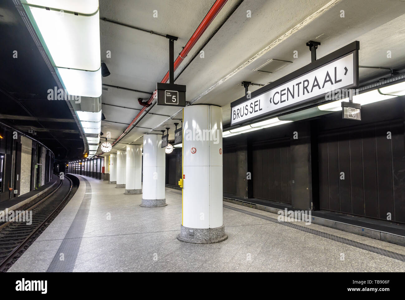 Plate-forme souterraine vide dans la gare centrale de Bruxelles, l'une des trois gares principales de la ville. Banque D'Images