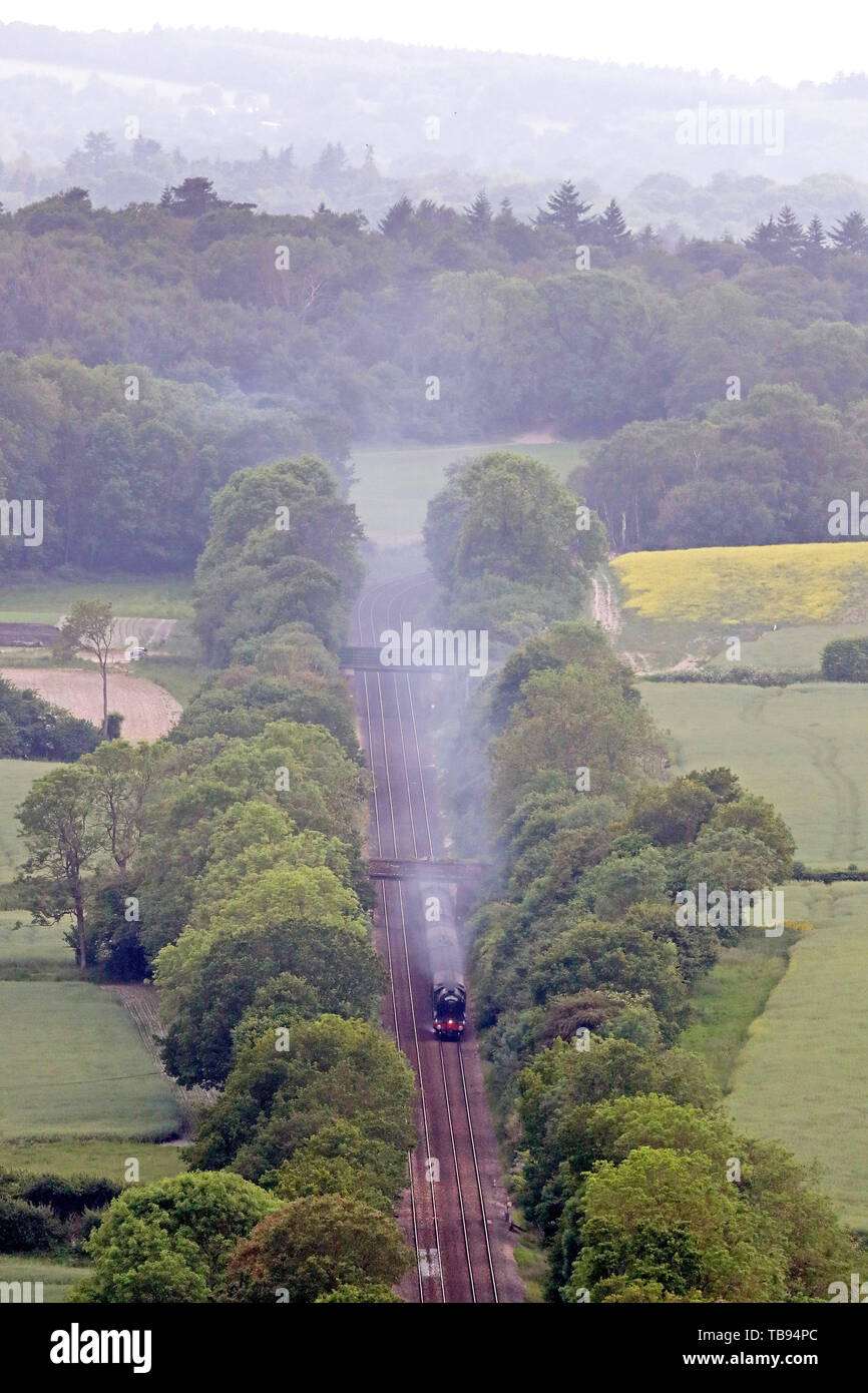 The Flying Scotsman locomotive à vapeur tire un train dans le National Trust's Denbies Hillside in Dorking lors d'une tournée de la Surrey Hills. Banque D'Images