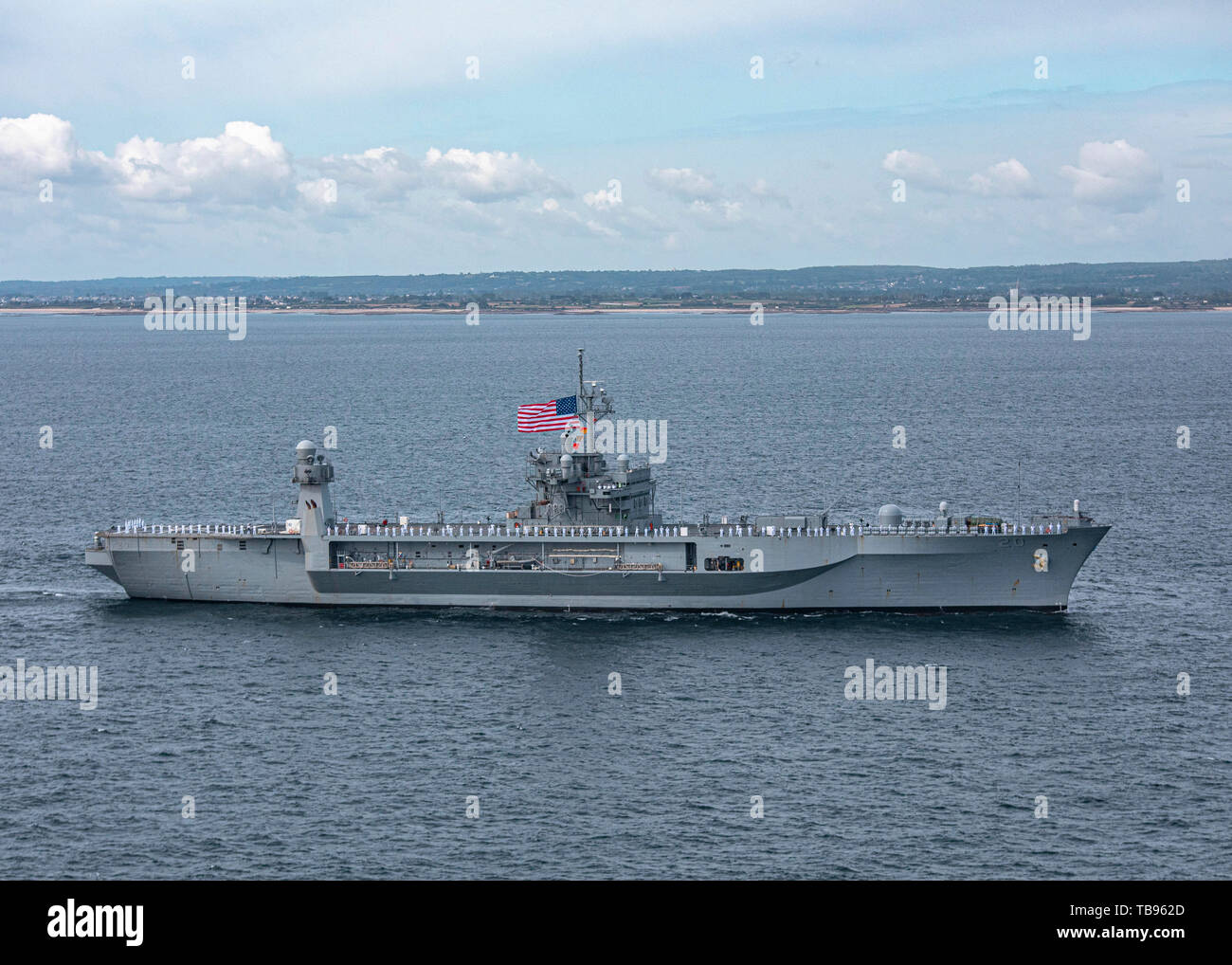 190527-N-EI510-0112 NORMANDIE, France (27 mai 2019) marins homme les rails du Blue Ridge-class et de contrôle, le USS Mount Whitney (LCC 20) pour commémorer le Jour du Souvenir au large des côtes de Normandie, France, le 27 mai 2019. Cette année, le Memorial Day marque le 75e anniversaire de la Seconde Guerre mondiale mettant en relief les partenariats établis qui endurent aujourd'hui que les forces armées américaines en Europe restent fermes dans leur engagement à alliés et partenaires européens. Le Mont Whitney, déployée à l'avant Gaeta, Italie fonctionne avec un équipage de marins américains de transport maritime militaire et civil service commande marins dans les États-Unis. Banque D'Images