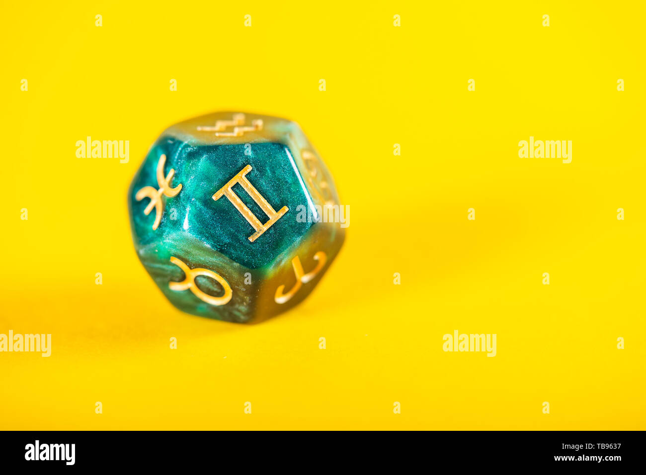 Dés l'astrologie zodiaque Gémeaux avec symbole de Mai 21 - Juin 20 sur fond jaune Banque D'Images