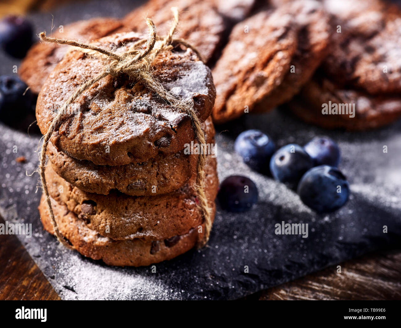 Chocolate Chip cookies liés avec de la ficelle. Servir des aliments sur l'ardoise Banque D'Images
