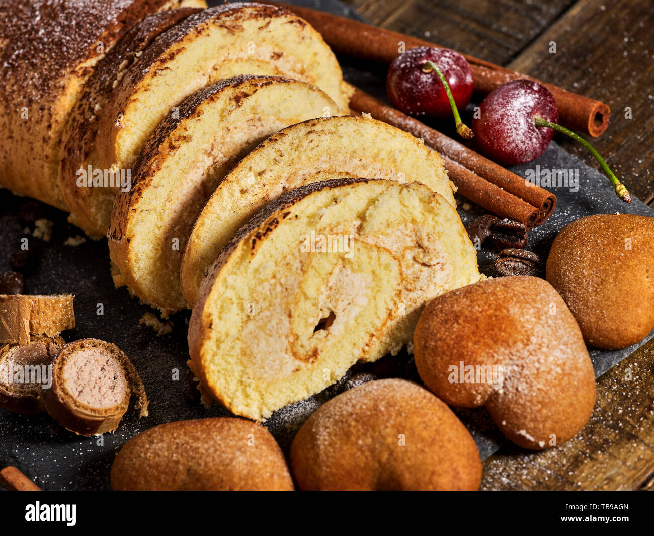 Les cookies de sable, en forme de coeur gâteau roulé avec cherry, le bâton de cannelle Banque D'Images