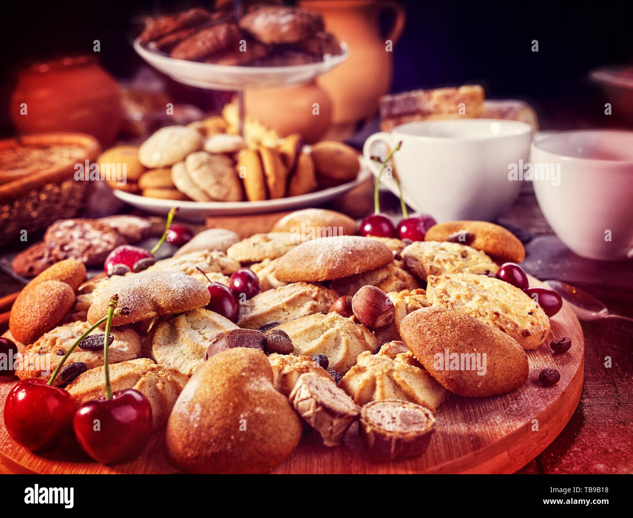 Oatmeal Cookies au chocolat avec du sable et Cherry Berry Banque D'Images