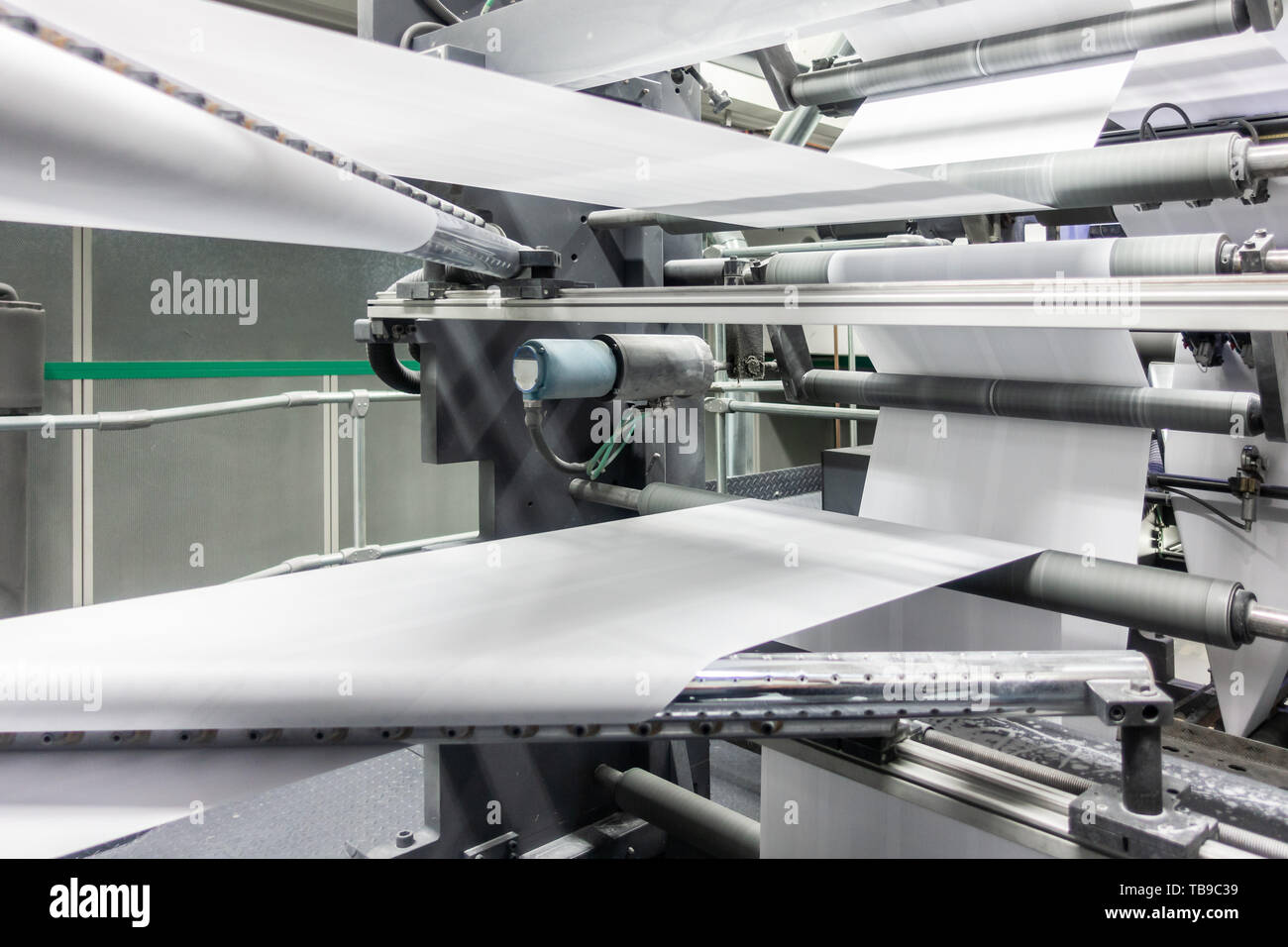 Les machines de pliage dans l'impression d'usine de production d'équipements industriels Détail Banque D'Images Les machines de pliage dans l'impression d'usine de production d'équipements industriels Détail Banque D'Images