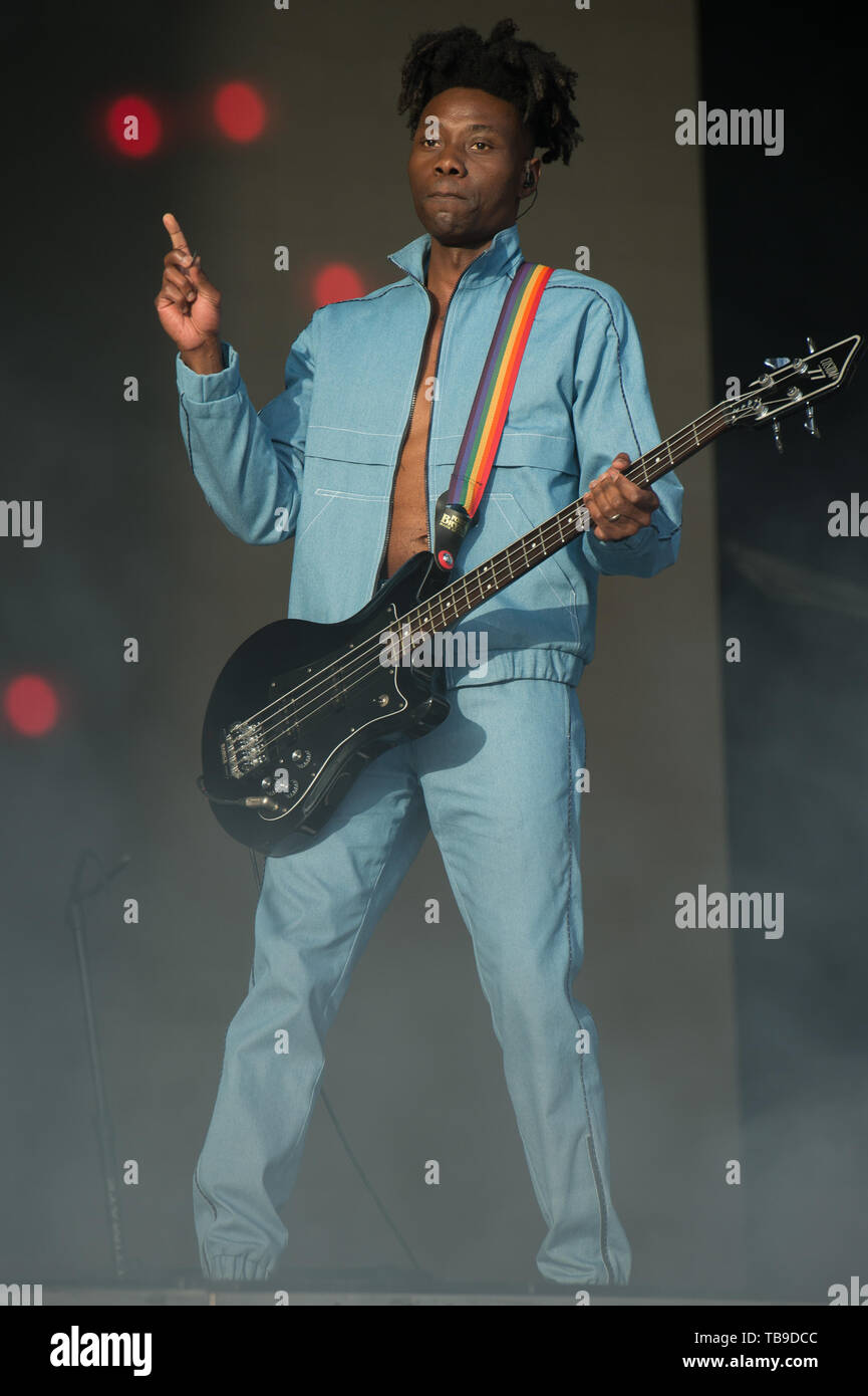 Londres, Royaume-Uni. Le bassiste Olugbenga Adelekan de Metronomy joue sur le stade de l'Est , le Festival de tous les points à l'Est, le parc Victoria, London, England, UK le dimanche 26 mai 2019. Ref:CMT370-2502-280519 Justin ng/WWW.LMKMEDIA.COM Médias Historique Banque D'Images