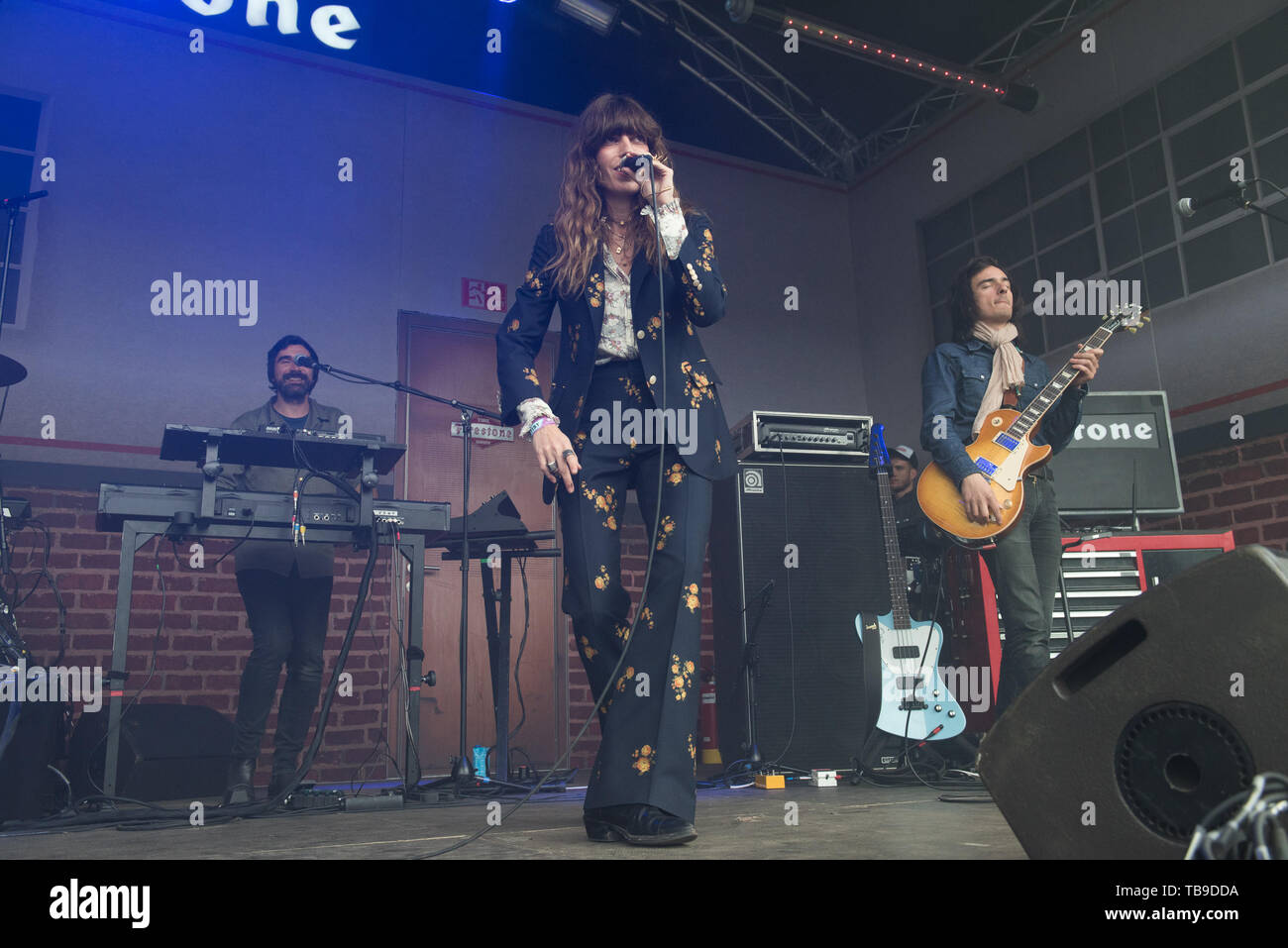 Londres, Royaume-Uni. La chanteuse française Lou Doillon joue sur le stade Firestone , tous les points de l'Est Festival, Victoria Park, London, England, UK le dimanche 26 mai 2019. Ref:CMT370-2502-280519 Justin ng/WWW.LMKMEDIA.COM Médias Historique Banque D'Images