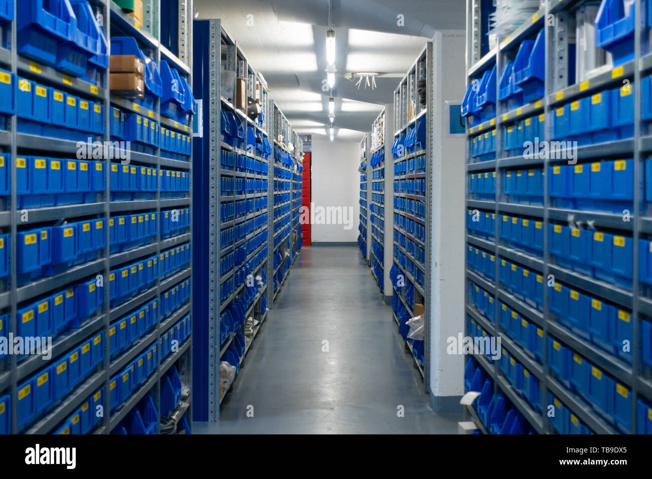 Les petites pièces de remplacement d'entrepôt de stockage Racks Blue Banque D'Images Les petites pièces de remplacement d'entrepôt de stockage Racks Blue Banque D'Images