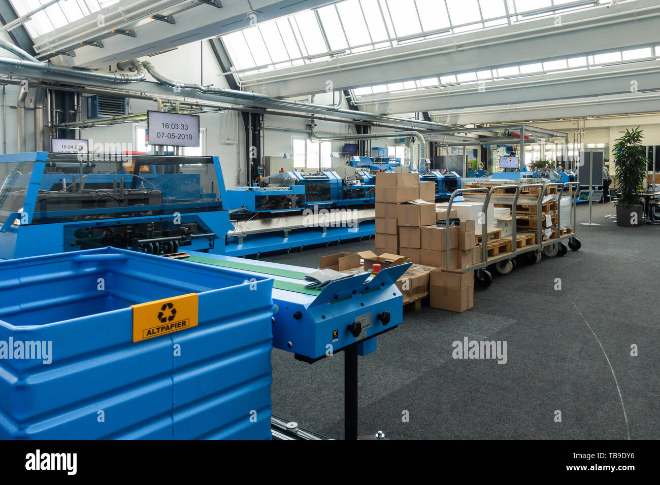Les machines de pliage dans la production industrielle de l'usine d'impression Banque D'Images Les machines de pliage dans la production industrielle de l'usine d'impression Banque D'Images