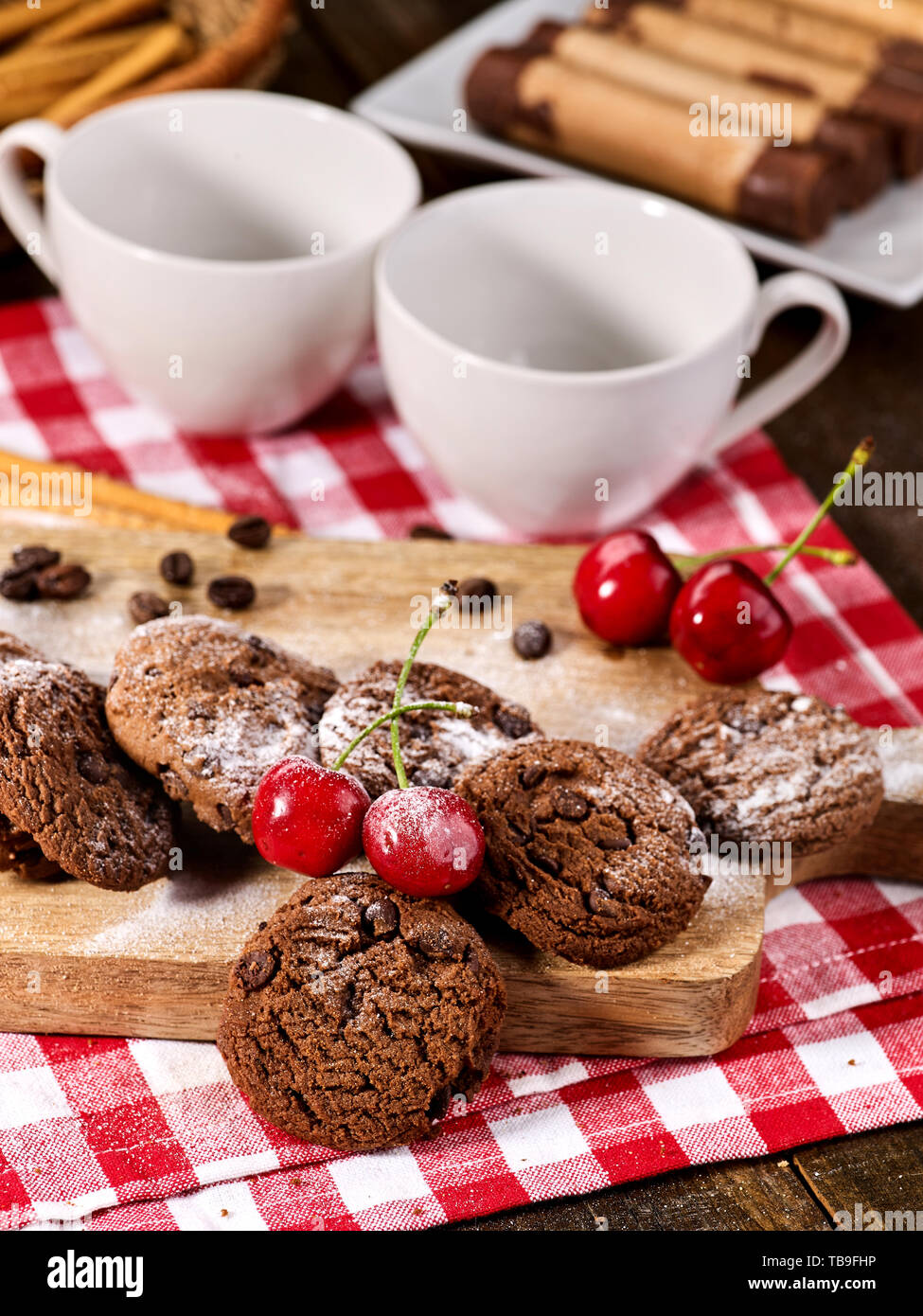 Les cookies au chocolat à l'avoine avec des grains de café et de cerise. Serveur Sun flare Banque D'Images