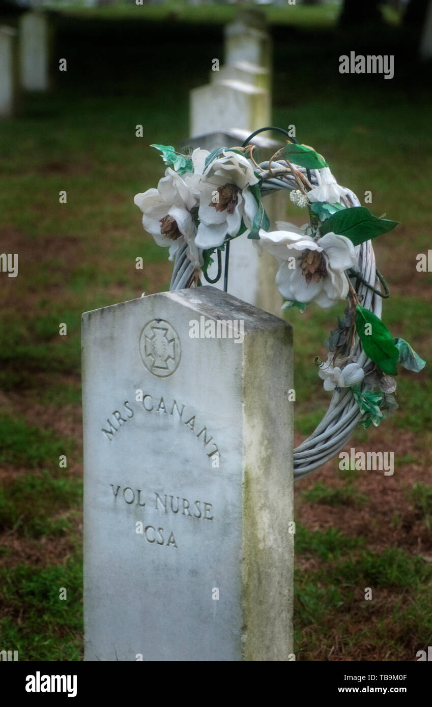 Une couronne décore la tombe d'une guerre civile infirmière bénévole sur un après-midi pluvieux et brumeux dans l'Amitié Cemetery à Columbus, Mississippi. Banque D'Images