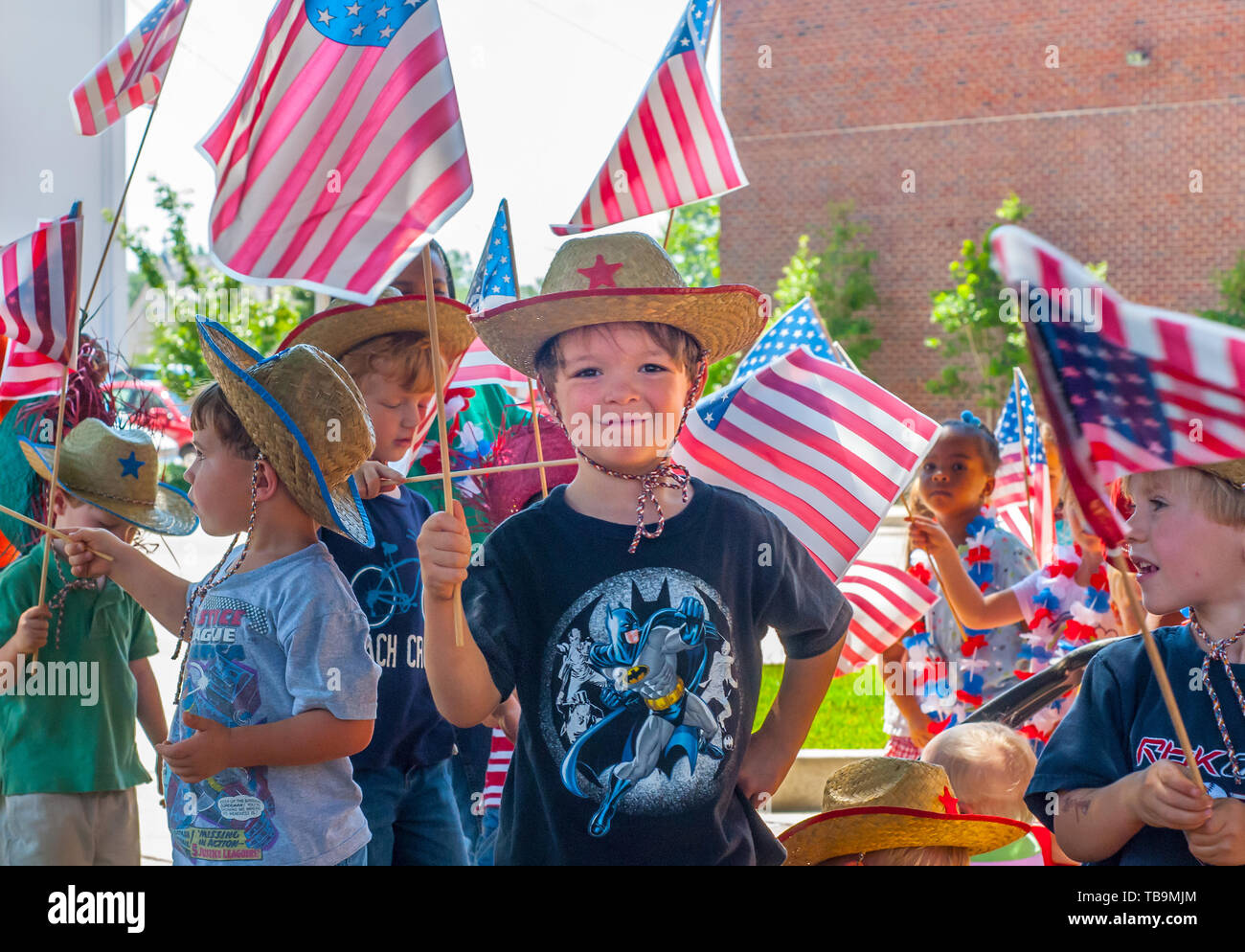 Un petit garçon est entouré par des drapeaux américains au cours d'un défilé du 4 juillet, le 30 juin 2011, à Columbus, Mississippi. Banque D'Images