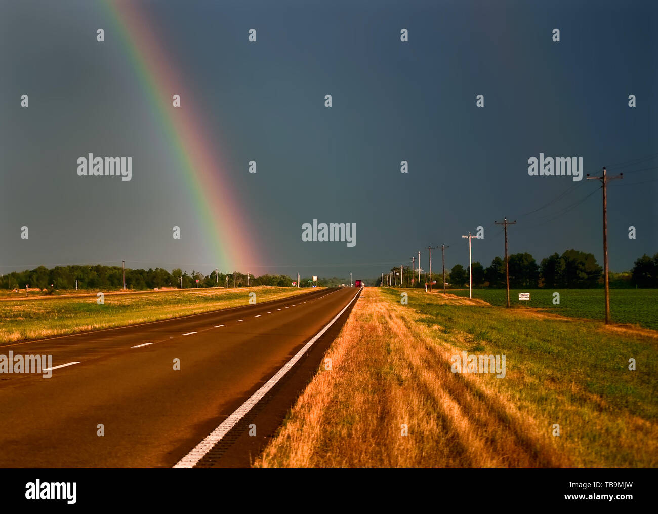 Un arc-en-ciel apparaît comme un orage approche sur l'autoroute 45 Sud à Columbus, dans le Mississippi, le 24 juin 2011. Banque D'Images