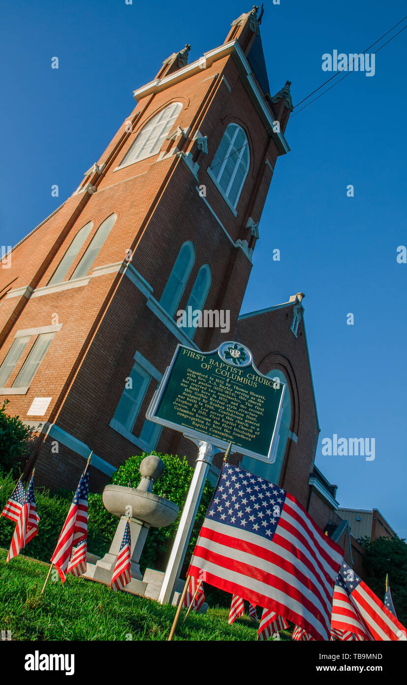 Couvrir la pelouse drapeaux jeudi après-midi à la première église baptiste dans le centre-ville de Columbus, Mississippi. Banque D'Images