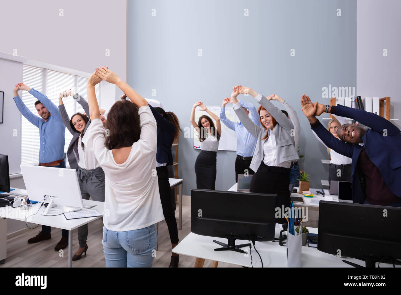 Professionnels Multi-ethnic Businesspeople Sensibilisation Exercice s'étendant dans les mains faisant office de tourisme Banque D'Images