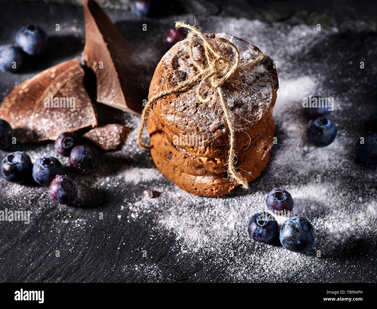Chocolate Chip cookies liés avec de la ficelle. Servir des aliments sur l'ardoise Banque D'Images