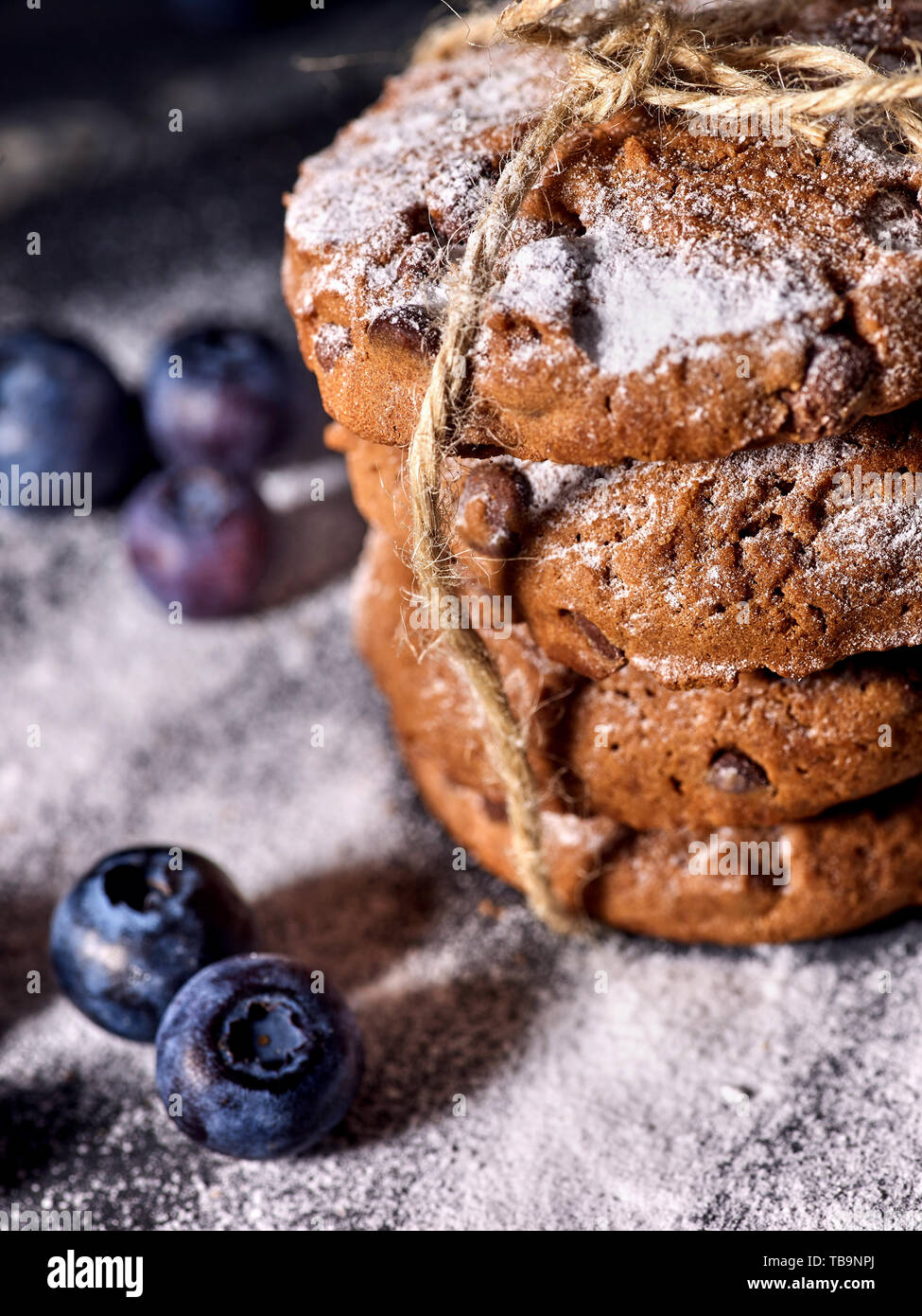 Chocolate Chip cookies liés avec de la ficelle. Servir des aliments sur l'ardoise Banque D'Images