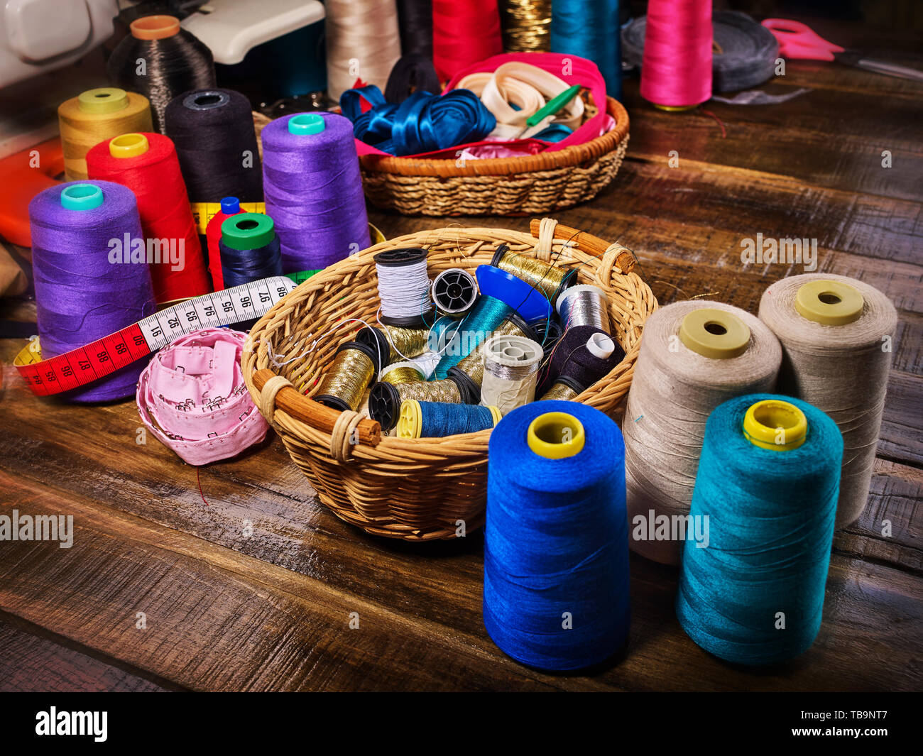 Accessoires de couture et fils de bobine de ruban à mesurer dans panier fournitures Banque D'Images