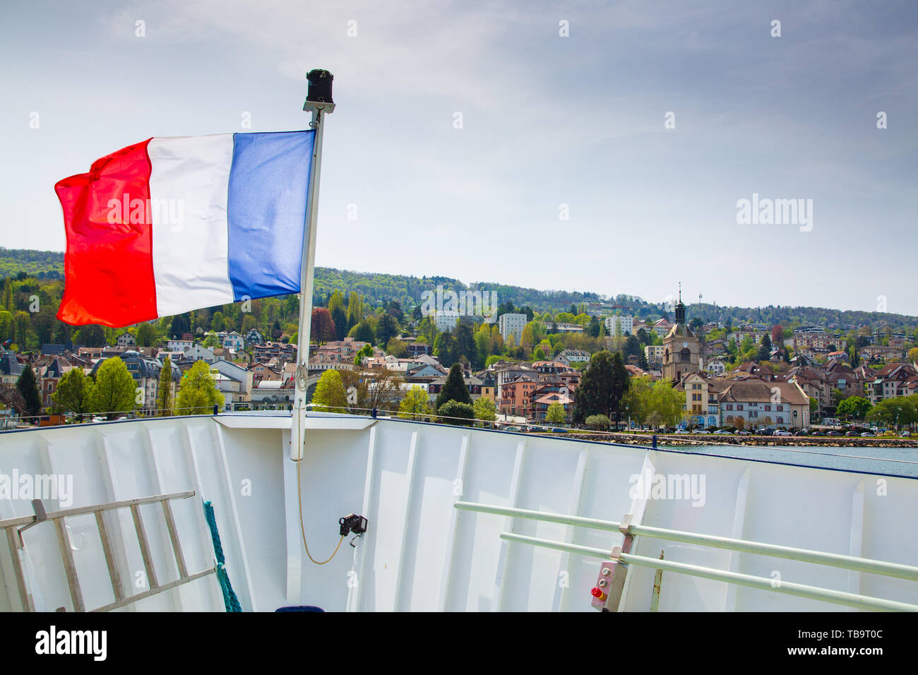 France drapeau sur bateau de croisière en face d'Evian-les-Bains ville de France Banque D'Images