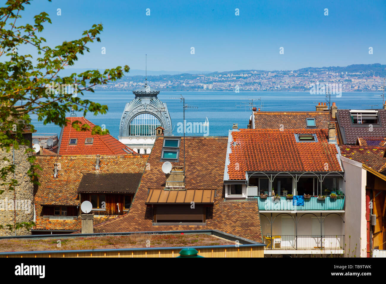 Les toits et le lac de Genève à Evian-les-Bains ville de France Banque D'Images