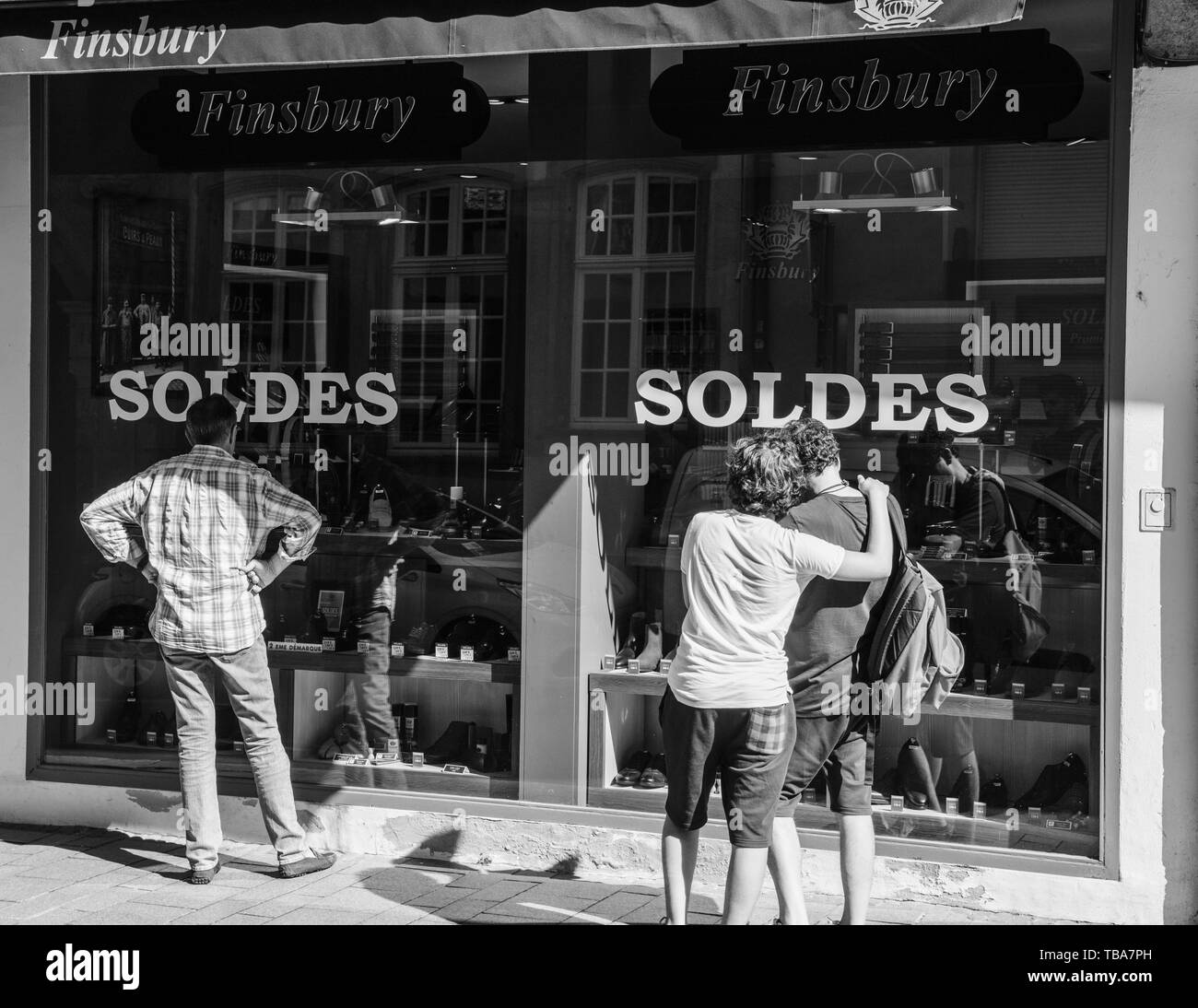 Strasbourg, France - Jul 22, 2017 : vue arrière de clients à la recherche de Windows lors de l'exposition des grandes surfaces en centre-ville pendant la période de promotion saison soldes vente au magasin de chaussures Finsbury - noir et blanc Banque D'Images