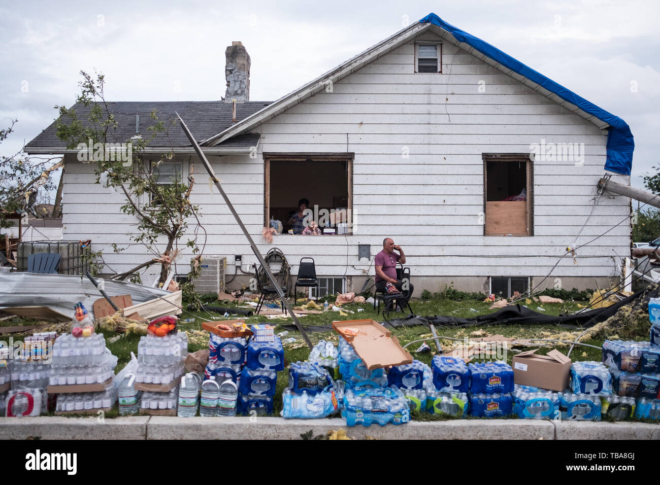 Une pile d'eau laissée par le côté de la route pour ceux qui en ont besoin touchées par une tornade qui a frappé la région. Un total de 13 tornades s'est posé dans la région en laissant 1 mort et au moins 12 blessés. Banque D'Images