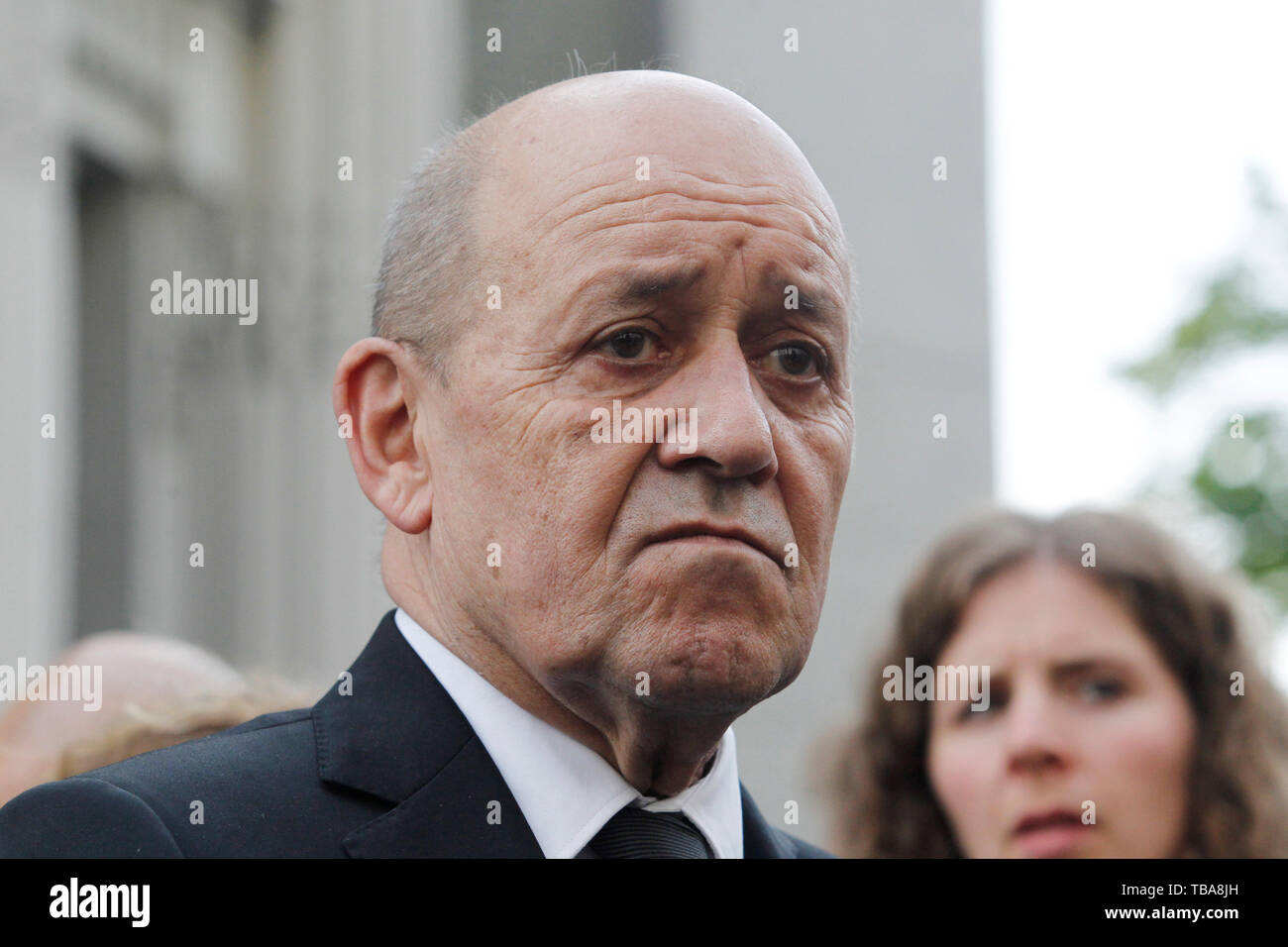 Le ministre français des Affaires étrangères, Jean-Yves Le Drian parle aux médias après sa rencontre avec le Président ukrainien Zelensky en dehors de la fonction présidentielle à Kiev, Ukraine. La réunion était à propos de la situation dans l'Est de l'Ukraine et d'exprimer l'Allemagne et le soutien de la France au Président ukrainien. Banque D'Images