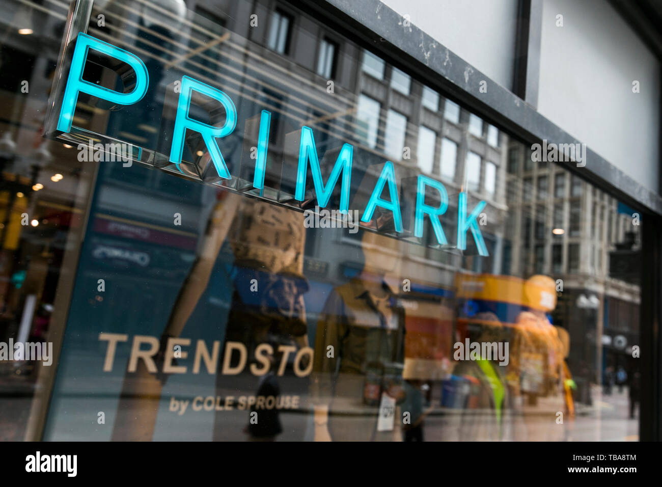 Un logo affiche à l'extérieur d'un Primark store à Boston, Massachusetts le 29 avril 2019. Banque D'Images