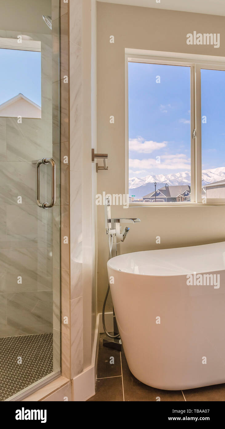 Châssis vertical Glossy baignoire et douche séparée à l'intérieur de la  salle de bains baignée d'une nouvelle maison Photo Stock - Alamy