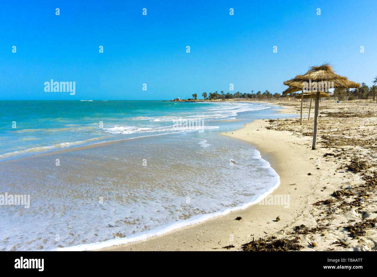 Vue de la zone touristique de plages sur la côte Méditerranéenne, Djerba, Tunisie Banque D'Images