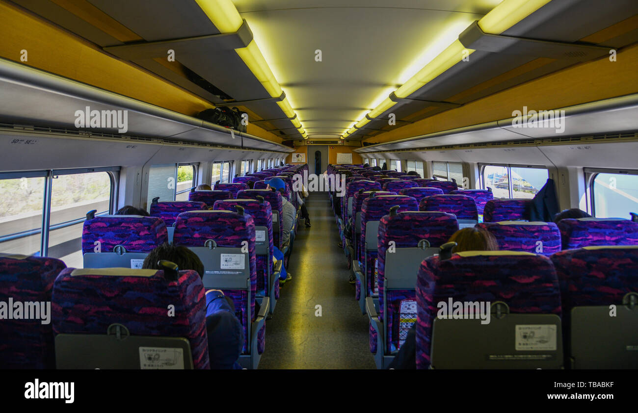 Sendai, Japon - Apr 15, 2019. Vue de l'intérieur d'un train Shinkansen à Sendai au Japon. Shinkansen est un réseau de lignes ferroviaires à grande vitesse au Japon l'exploitation Banque D'Images