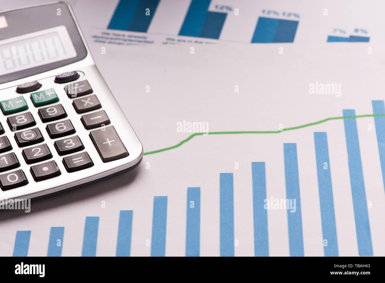 États financiers. Calculatrice sur annulal graphiques jusqu'à la fermeture de l'instruction Banque D'Images