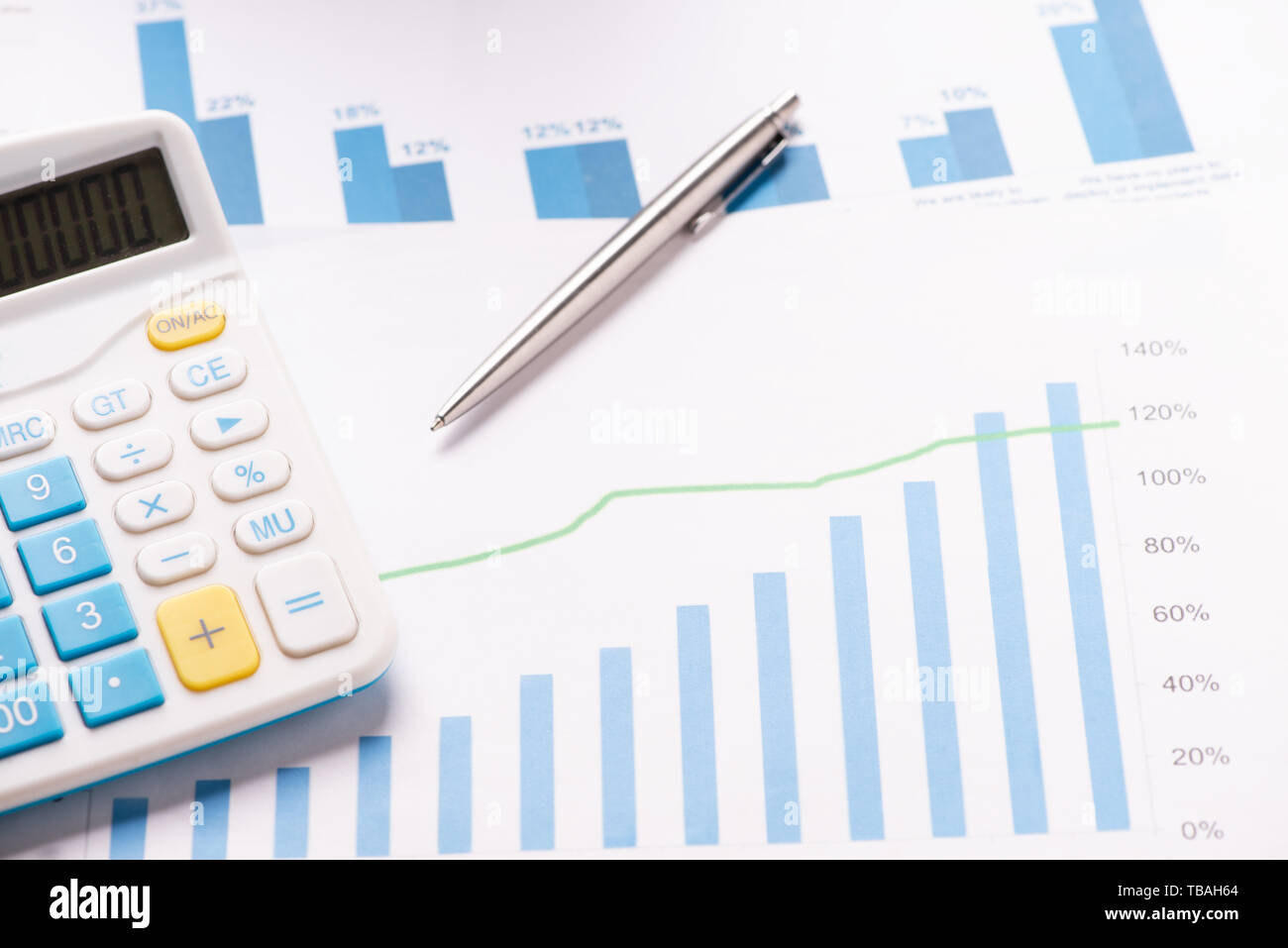 États financiers. Calculatrice sur annulal graphiques jusqu'à la fermeture de l'instruction Banque D'Images
