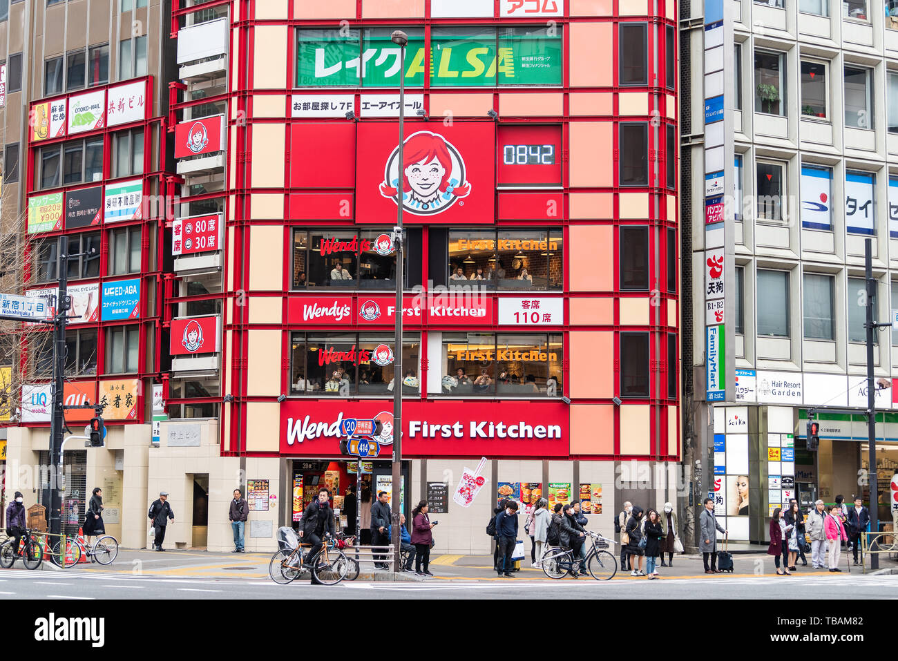 Tokyo, Japon - 30 mars 2019 : trottoir de la rue de Shinjuku avec beaucoup de gens près de l'entrée de Wendy's fast food restaurant avec cuisine d'abord pour signer Banque D'Images