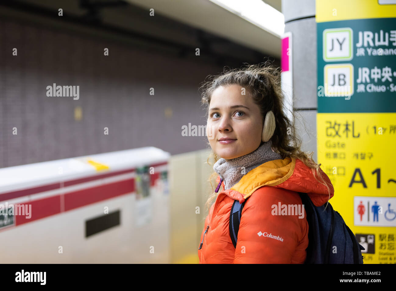 Tokyo, Japon - 30 mars 2019 : Shibuya station Yoyogi et JR Yamanote et Chuo line plate-forme avec les jeunes professionnels étranger femme debout à l'intérieur d'attente Banque D'Images