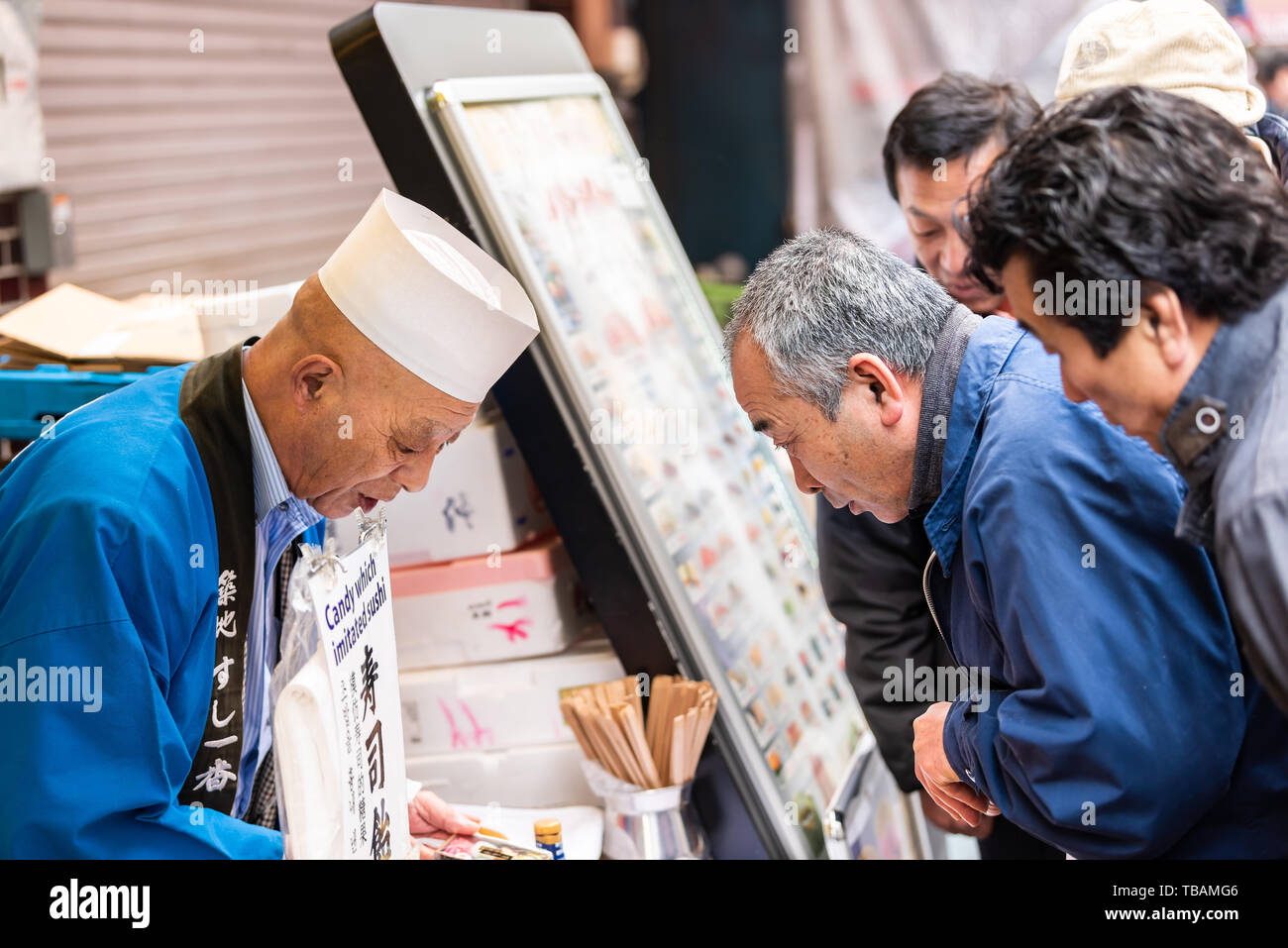 Tokyo, Japon - 30 mars 2019 : marché extérieur dans la rue près de Tsukiji Ginza avec homme libre du vendeur de vendre des bonbons sushi Banque D'Images